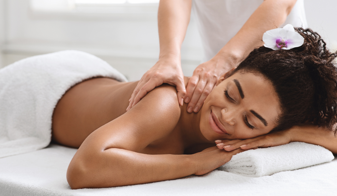 woman-relaxing-during-full-body-massage-1080×630